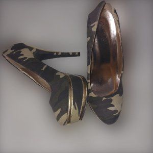 Qupid camo platform pumps. Size 8